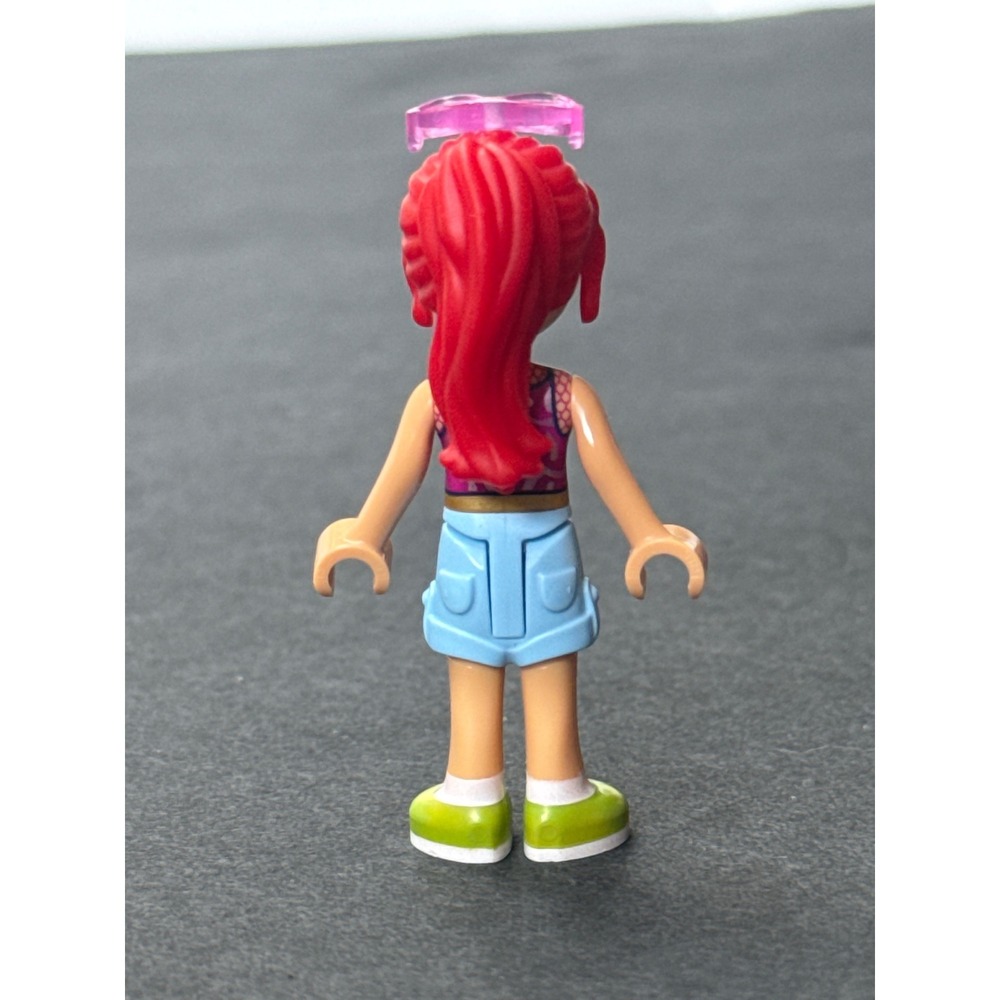 LEGO Friends Mia Mini-Doll Red Hair Pink Sunglasses Magenta Top Blue Shorts - Picture 3 of 4